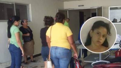 Familiares de la menor en las afueras de la morgue del hospital mientras reclamaban su cuerpo.