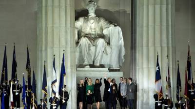 La nueva familia presidencial de Estados Unidos posó en el Memorial de Lincoln en Washington.