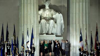 La nueva familia presidencial de Estados Unidos posó en el Memorial de Lincoln en Washington.