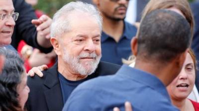 El expresidente brasileño Luiz Inácio Lula da Silva (c), sale de la cárcel donde cumplía una condena por corrupción desde hacía 1 año y 7 meses, en la ciudad de Curitiba (Brasil), tras una decisión de la Corte Suprema adoptada anoche. EFE/Hedeson Alves