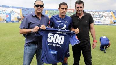 Júnior Izaguirre junto a Pedro Atala y Diego Vázquez antes del inicio del partido. Foto Juan Salgado