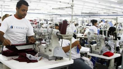Empleados de la maquila Francis Apparel en Choloma, Cortés, elaboran hilos de costura.