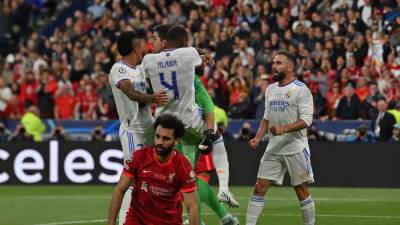 Mohamed Salah lamentó su falla mientras en el fondo Courtois era felicitado por sus compañeros del Real Madrid.