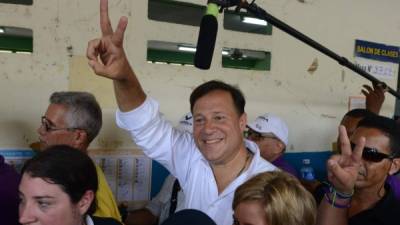 Juan Carlos Varela ejerció el sufragio ayer por la tarde acompañado de sus seguidores.