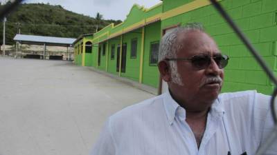 Miguel Ángel Rivera, dueño de unidades de transporte, ayer en la terminal, que está cerrada.