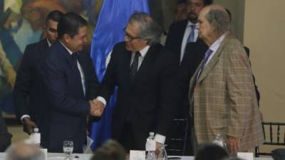 El presidente Juan Orlando Hernández, Luis Almagro y John Biehl, de la OEA, estos últimos se reunieron en horas de la tarde con representantes de los indignados y el expresidente Zelaya.