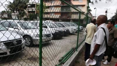 La venta minorista de vehículos nuevos y usados, cuya comercialización estuvo limitada y sujeta a permisos estatales durante décadas en Cuba, arrancó hoy en la isla en medio del malestar ocasionado a causa de los altos precios fijados por el Gobierno para los automóviles.