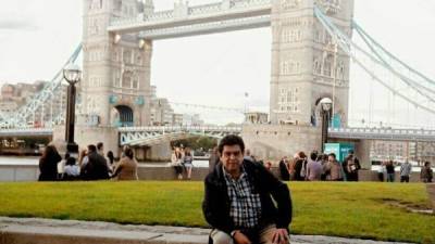 El hondureño Joaquín Rodríguez vive en Londres desde el 2013. Aquí posa en la emblemática Tower Bridge de dicha ciudad del Reino Unido.
