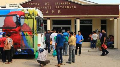 México está deportando vía terrestre y aérea.