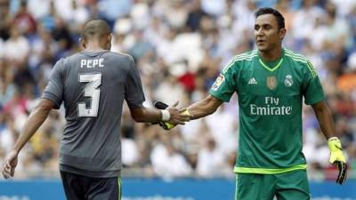 Keylor Navas es felicitado por Pepe tras evitar un gol.