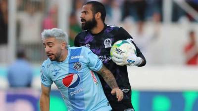 Auzmendi perdonó al fallar un penal que fue atajado por el portero Edrick Menjívar.