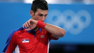 Novak Djokovic no pudo contra Alexander Zverev y cayó derrotado en Tokio. Foto AFP