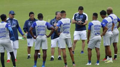 “Bolillo” Gómez se dirigió a los jugadores para darles las primeras instrucciones.
