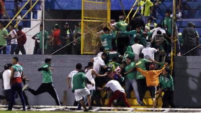 La afición de Marathón es señalada de haber iniciado le invasión el miércoles, según el acta arbitral.