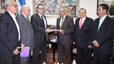 El presidente del CN, Mauricio Oliva, recibió a los cuatro expresidentes del TSE Arístides Mejía, Roberto Callejas, Augusto Aguilar y Jacobo Hernández Cruz.