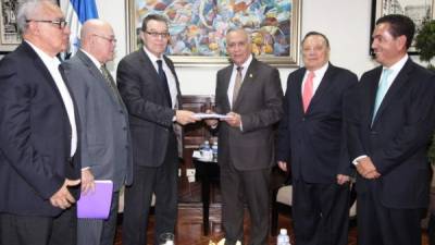 El presidente del CN, Mauricio Oliva, recibió a los cuatro expresidentes del TSE Arístides Mejía, Roberto Callejas, Augusto Aguilar y Jacobo Hernández Cruz.