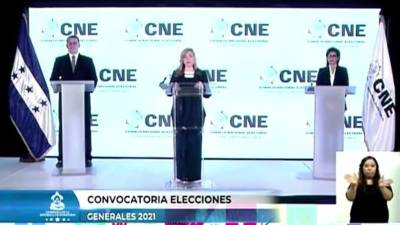Los consejeros Kelvin Aguirre, Ana Paola Hall y Rixi Moncada convocaron a las elecciones generales a través de cadena nacional .