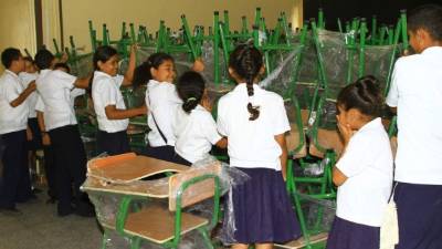 Las escuelas recibieron ya el primer lote de pupitres.