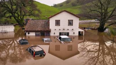Las fuertes lluvias derivadas de una bomba ciclónica que afectó gran parte de estado dorado han causado grandes inundaciones en California.
