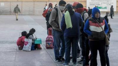 Migrantes de diversas nacionalidades esperan en la plaza cívica de Tijuana (México). EFE
