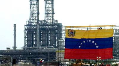 En noviembre de 2022, EE.UU. otorgó una licencia a Chevron para reanudar operaciones en el país caribeño, lo que, según expertos, ha contribuido en el aumento de la producción petrolera de Venezuela.