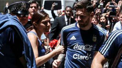 Messi fue abordado por la aficionada mexicana Norma Briseño a su llegada al hotel del equipo argentino. Foto EFE/David Fernández