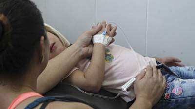 En las salas del hospital Santa Bárbara Integrado se han habilitado cubículos para los niños con dengue. fotos: Jorge Gonzales.
