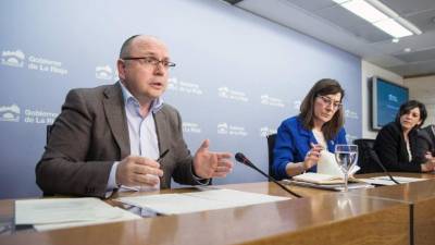 El director del Área de Salud de La Rioja, Alberto Lafuente (i) acompañado por la consejera riojana de Salud, Sara Alba (2i) y la delegada del Gobierno en La Rioja, María Marrodán (d), durante la conferencia de prensa este sábado sobre la evolución del coronavirus en esta comunidad, donde hay 39 casos confirmados.