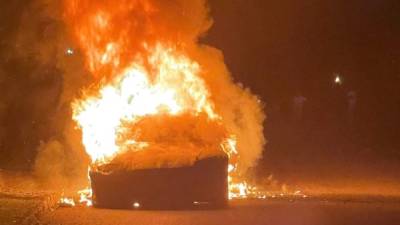 Los bomberos dijeron que el automóvil estaba en llamas cuando los socorristas llegaron al lugar en un condado cerca de Filadelfia.