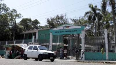 Los alumnos a diario cruzan la transitada avenida para ingresar al colegio.