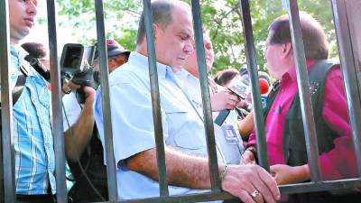 El director de Radio y TV Globo, David Romero, permaneció afuera del tribunal ayer por la mañana.