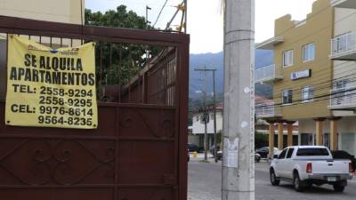 En Jardines del Valle hay varias casas con rótulos de “se alquila”.