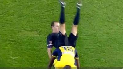 Durante el partido disputado entre el Valencia contra Mestalla, el centrocampista francés, Josuha Guilavogui, derribó al árbitro aragonés, Clos Gómez, cuando se ataba las botas.