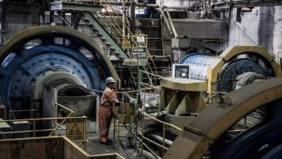 Un operador trabaja en una planta minera.