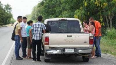 Decenas de hondureños han tenido que pedir 'jalón' para poder movilizarse.