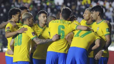 Brazil's players celebrate after scoring against Bolivia during their South American qualification football match for the FIFA World Cup Qatar 2022 at the Hernando Siles stadium in La Paz on March 29, 2022. (Photo by Jorge Bernal / AFP)