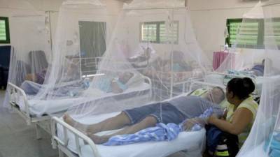Vista de una sala de un hospital con pacientes con dengue en Asunción (Paraguay).