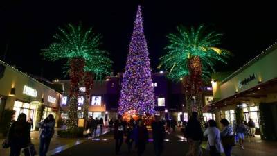 Decenas de personas compran sus regalos navideños en un centro comercial de California./AFP.