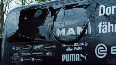 Así quedó el autobús del Borussia Dortmund. FOTO EFE.