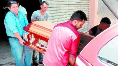 Familiares retiran el cuerpo de Casco Casco.