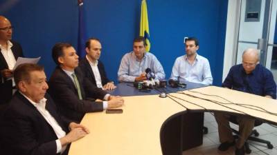 Momento en que los dirigentes hondureños y la gente de Media World brindaban detalles de los contratos. Foto Ronald Aceituno.