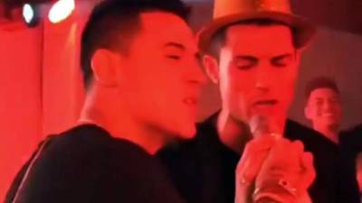 Cristiano Ronaldo cantó junto a Kevin Roldán en su fiesta de cumpleaños.