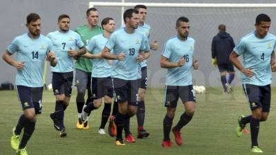 Los jugadores de la selección australiana entrenando en el estadio Morazán. Foto Amílcar Izaguirre