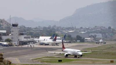 El frente frío que afecta el país ocasionó nubosidad lo cual afectaba la visibilidad en el aeropuerto.