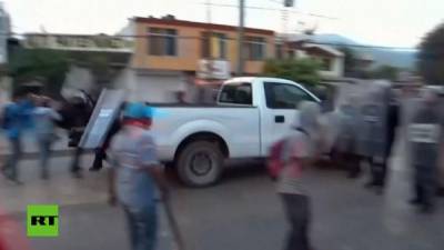 Las personas fueron interceptadas por policías vestidos de civil que viajaban en un vehículo no oficial.