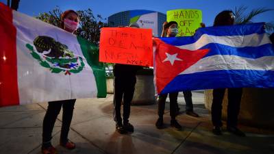 Manifestantes protestan contra la exclusión de Cuba, Nicaragua y Venezuela de la Cumbre de las Américas.