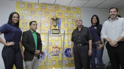 La Copa tiene base de caoba y está bañada en oro de 24 kilates.