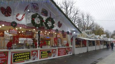 Puestos de ventas navideñas en la avenida de los Campos Elíseos, una de las más turísticas de la capital francesa.