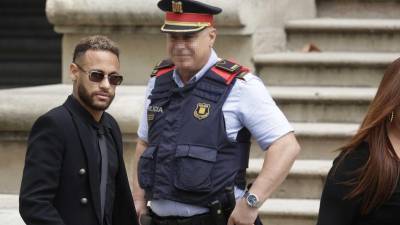 A un mes del Mundial de Catar, el astro brasileño Neymar se reencontró este lunes con su pasado al regresar a Barcelona para asistir a la primera sesión del juicio.