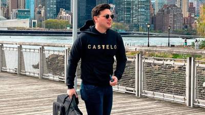 Desde pequeño ha tenido un gusto por la música, y a los siete años comenzó a tocar el piano y la guitarra, pero fue hasta los 15 que inició a escribir sus propias canciones.